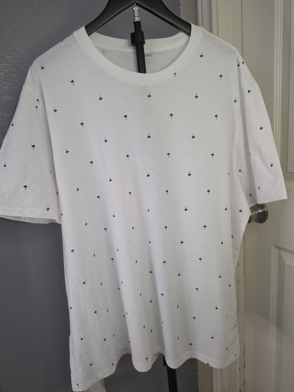Old Navy Men XXL White Palm Tree Graphic T-Shirt Soft-Washed Tropical Tee 2XL